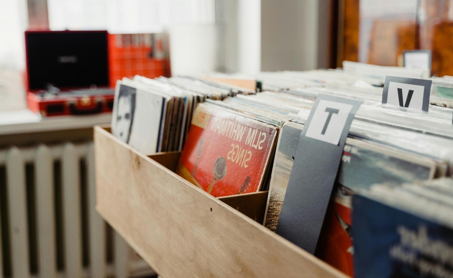 Kreative Sounddesign-Arbeitsumgebung mit professionellem Equipment