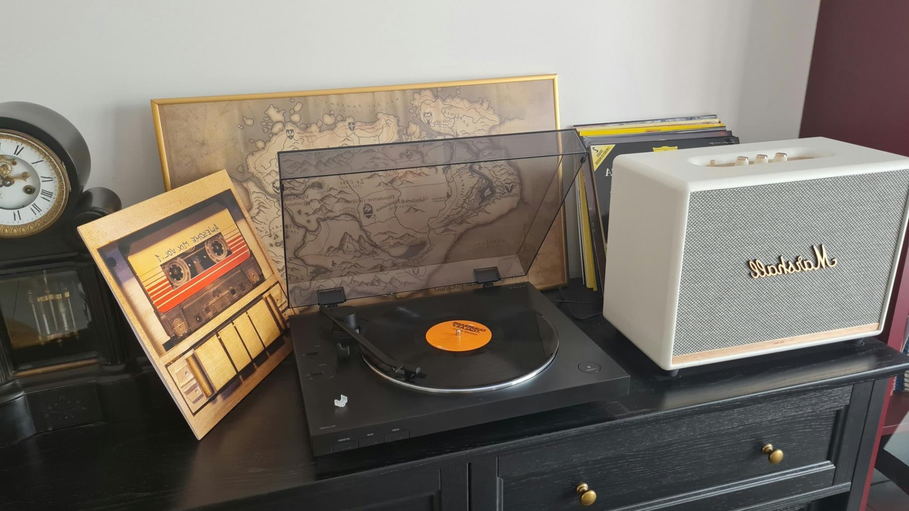 Sound Design Studio mit professionellem Equipment und Mischpult