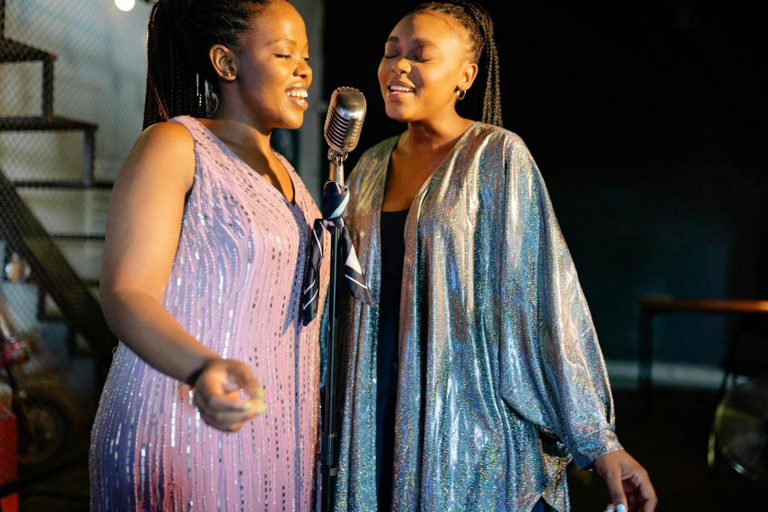 Kreative Sound-Design-Arbeitsumgebung mit professionellem Equipment